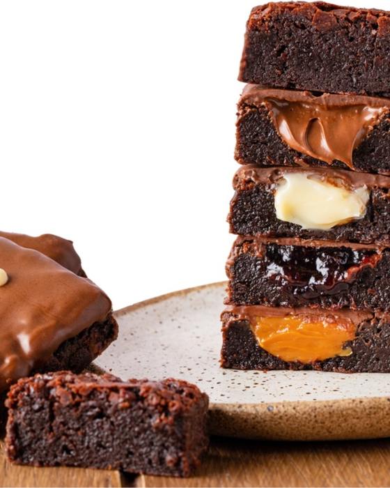 Pilha de brownies recheados sobre prato de cerâmica