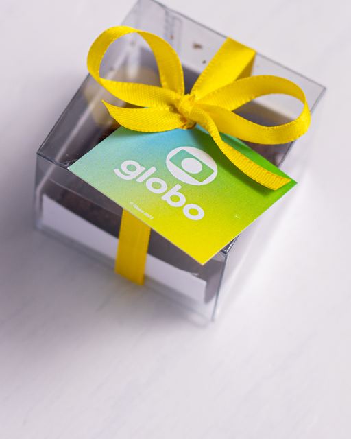 Caixa unitária de brownie com tag Globo