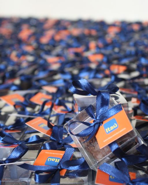 Centenas de caixas de brownie com fita e tag do Itaú prontas para entrega