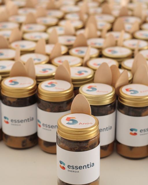 Potes de brownie com rótulo Essentia Energia, cinco anos