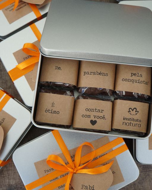 Latas personalizadas com nome de cada pessoa para o Instituto Natura
