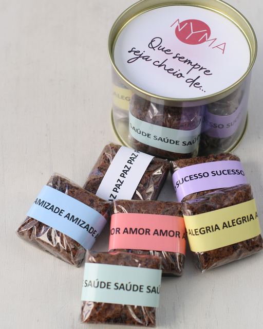 Lata e sachês de brownie com cintas coloridas para a NYMA