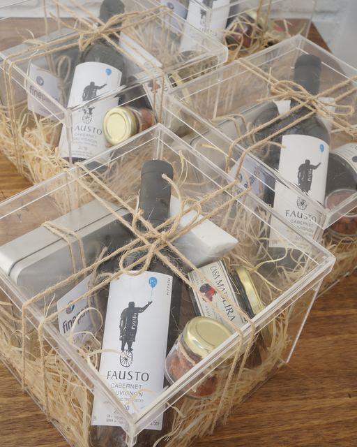Kits de presente com vinho, brownies e conservas para a Finepanel