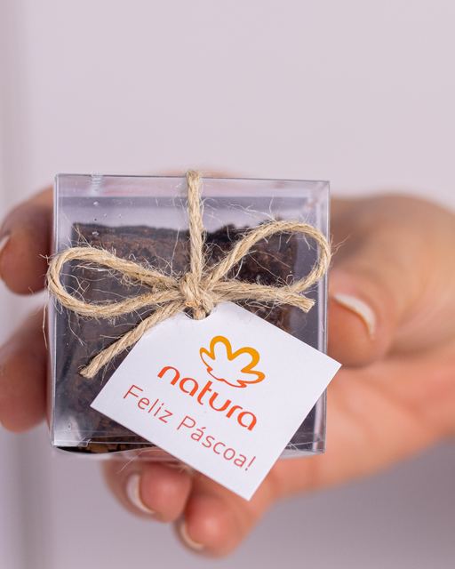 Caixa de brownie com tag Natura Feliz Páscoa