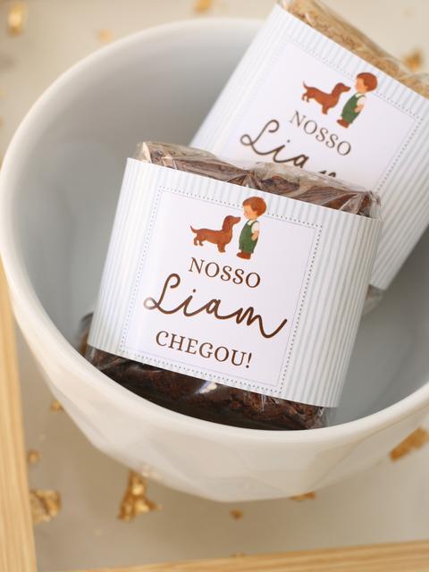 Brownies com cinta personalizada anunciando a chegada do bebê